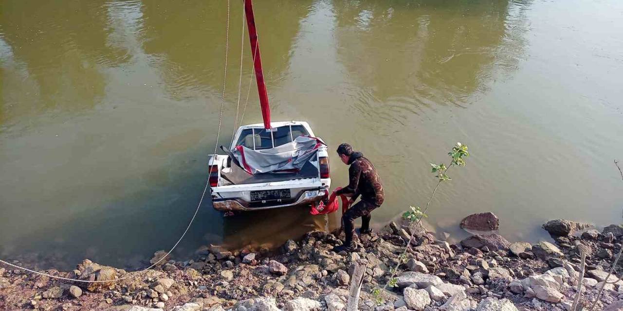 Sakarya Nehri’ne Düşen Kamyonet 3 Gün Sonra Çıkartıldı