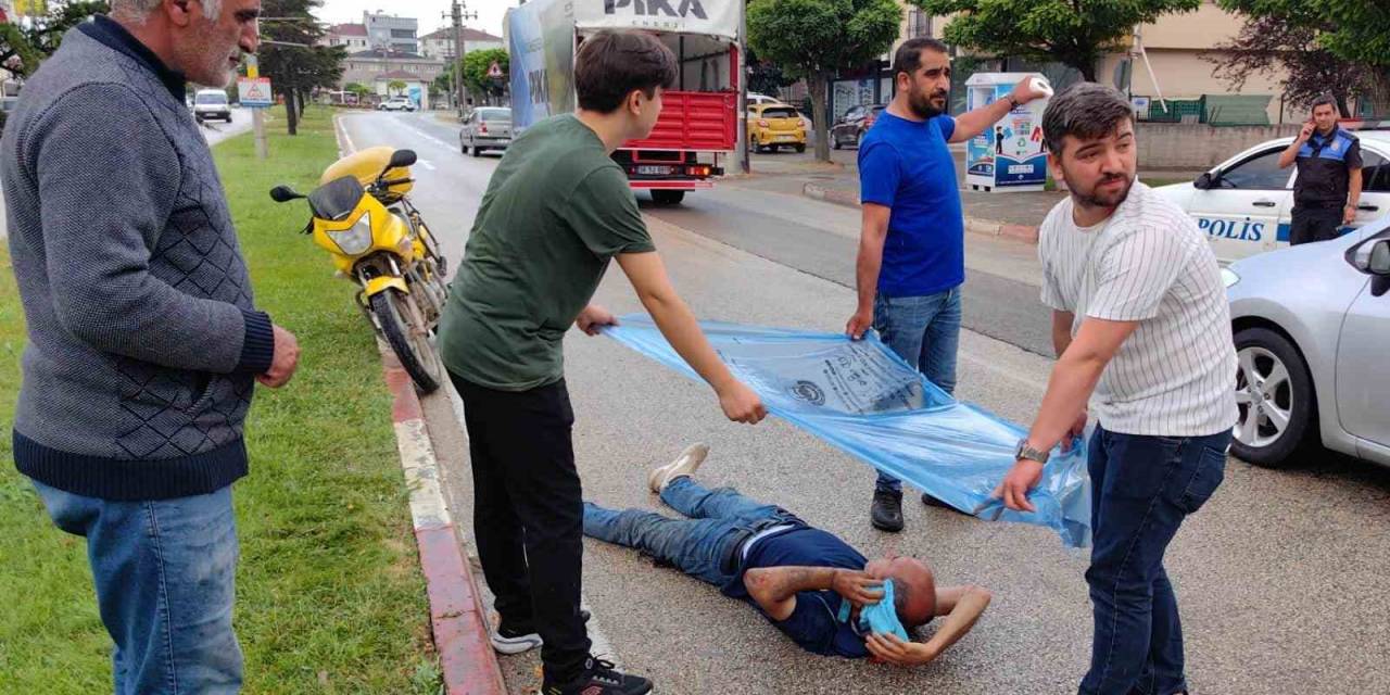 Kazada Yaralanan Ptt Memurunu Yağıştan Çöp Poşetiyle Korudular
