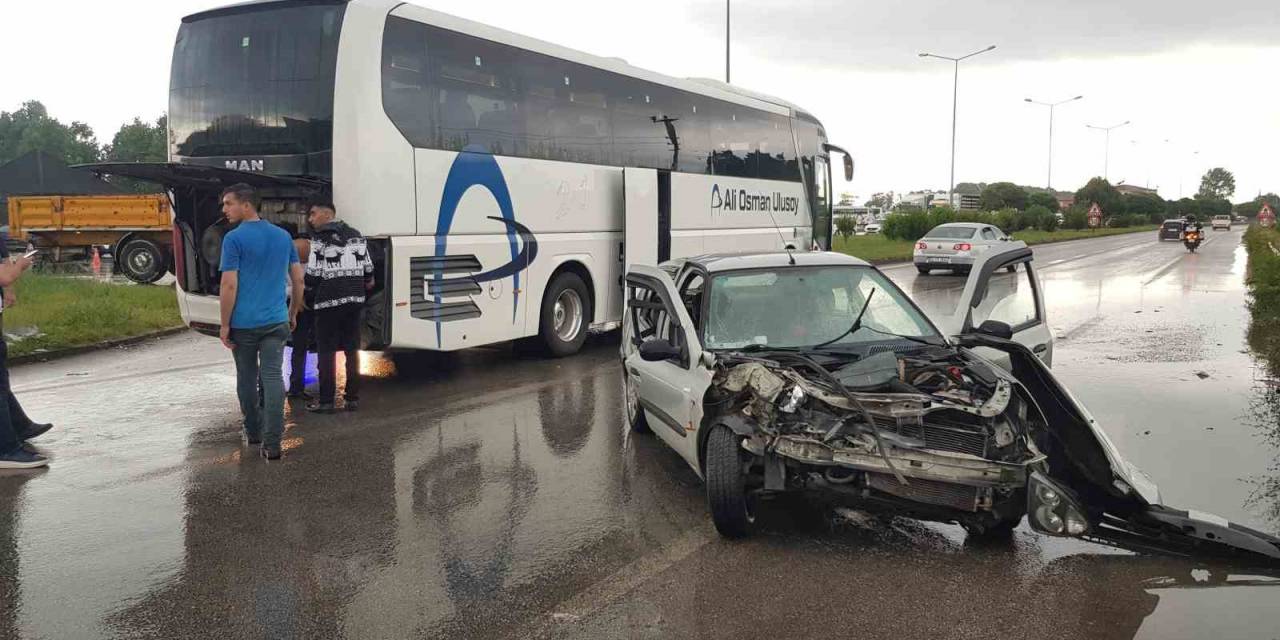 Samsun’da Otomobil Otobüse Çarptı: 3 Yaralı
