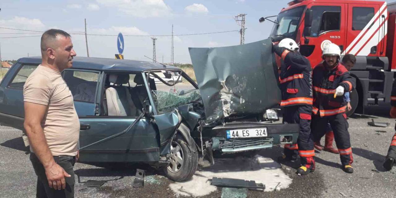 Otomobil İle Hafif Ticari Araç Çarpıştı: 3 Yaralı