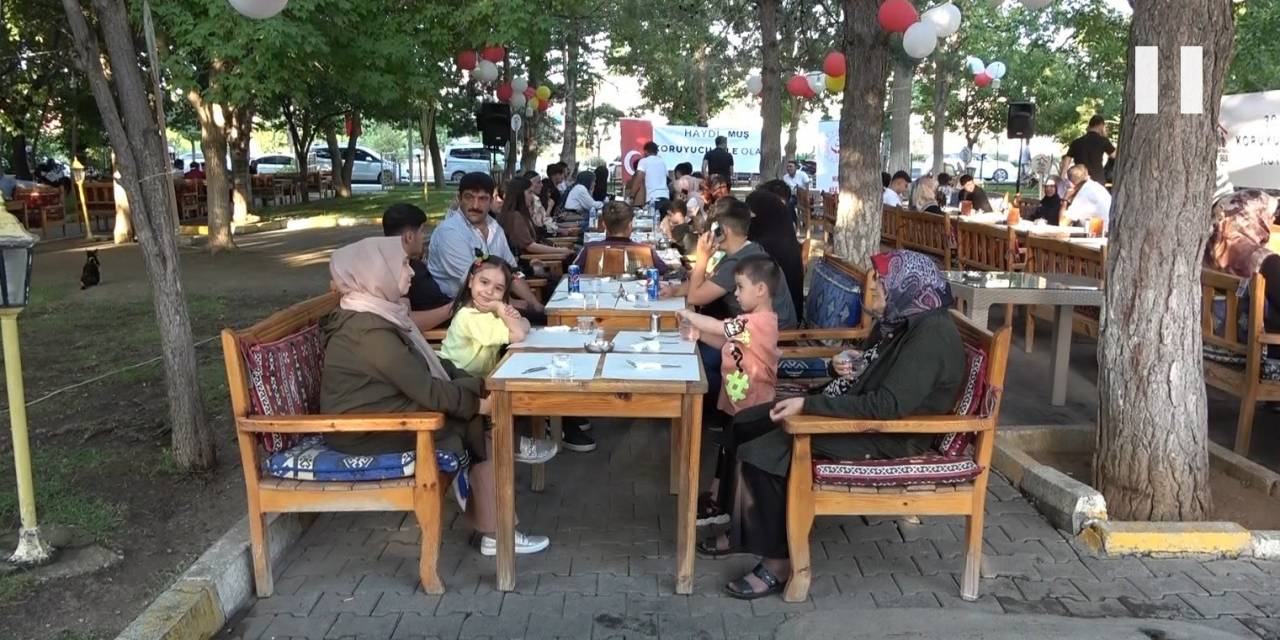 Muş’ta Koruyucu Aileler Yemekte Bir Araya Geldi