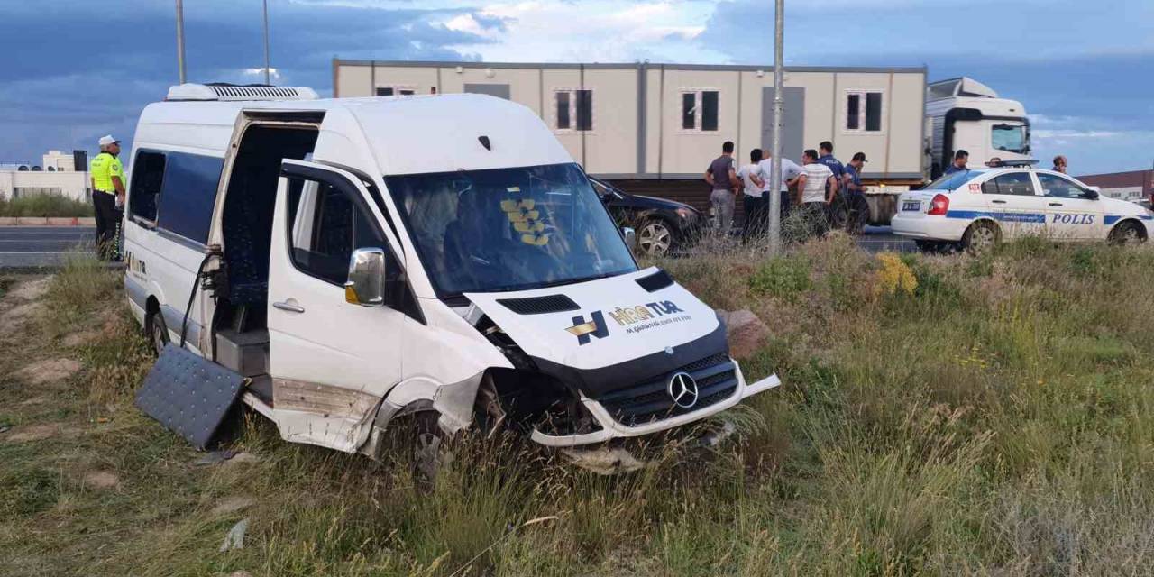 İşçi Servisi İle Kamyonet Çarpıştı: 21 Yaralı