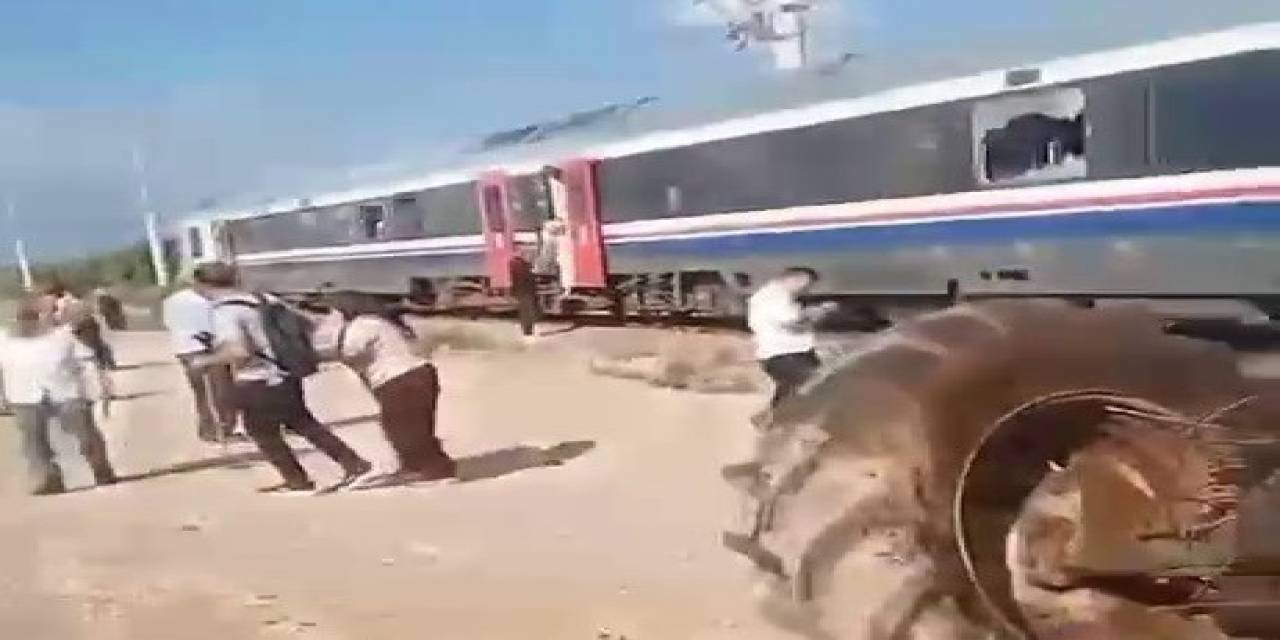 İzmir’de Traktör İle Tren Çarpıştı: 1’i Ağır 4 Yaralı