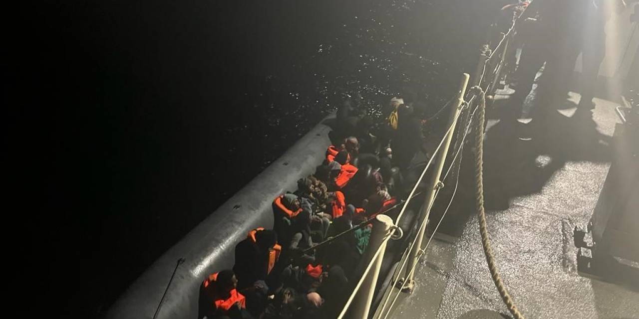 İzmir Açıklarında 28 Düzensiz Göçmen Yakalandı