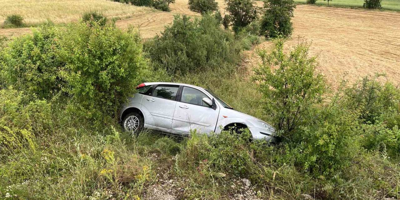 Kırmızı Işıkta Bekleyen Araçlara Çarptı, Ardından Tarlaya Yuvarlandı