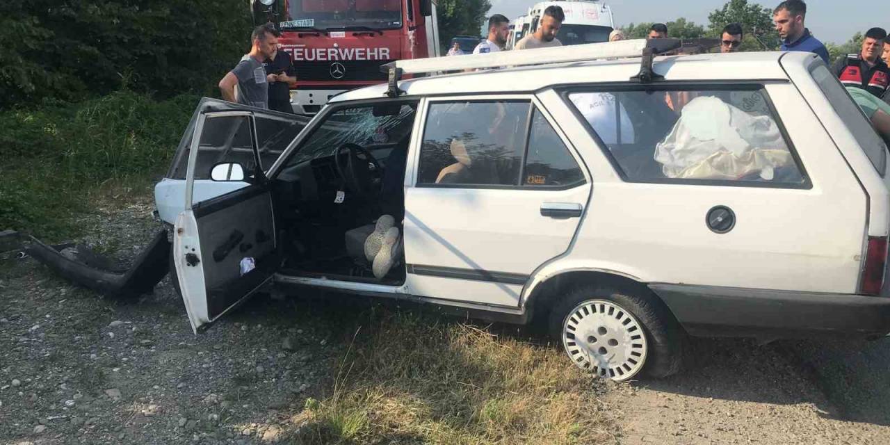 Direksiyon Hakimiyetini Kaybedince Tabelaya Çarptı: 2 Yaralı