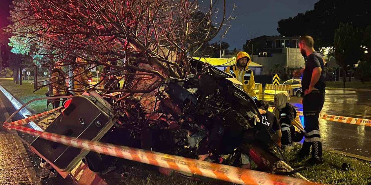 Kartal’da Ağaca Çarpan Araç İkiye Bölündü: 1 Ölü, 1 Yaralı