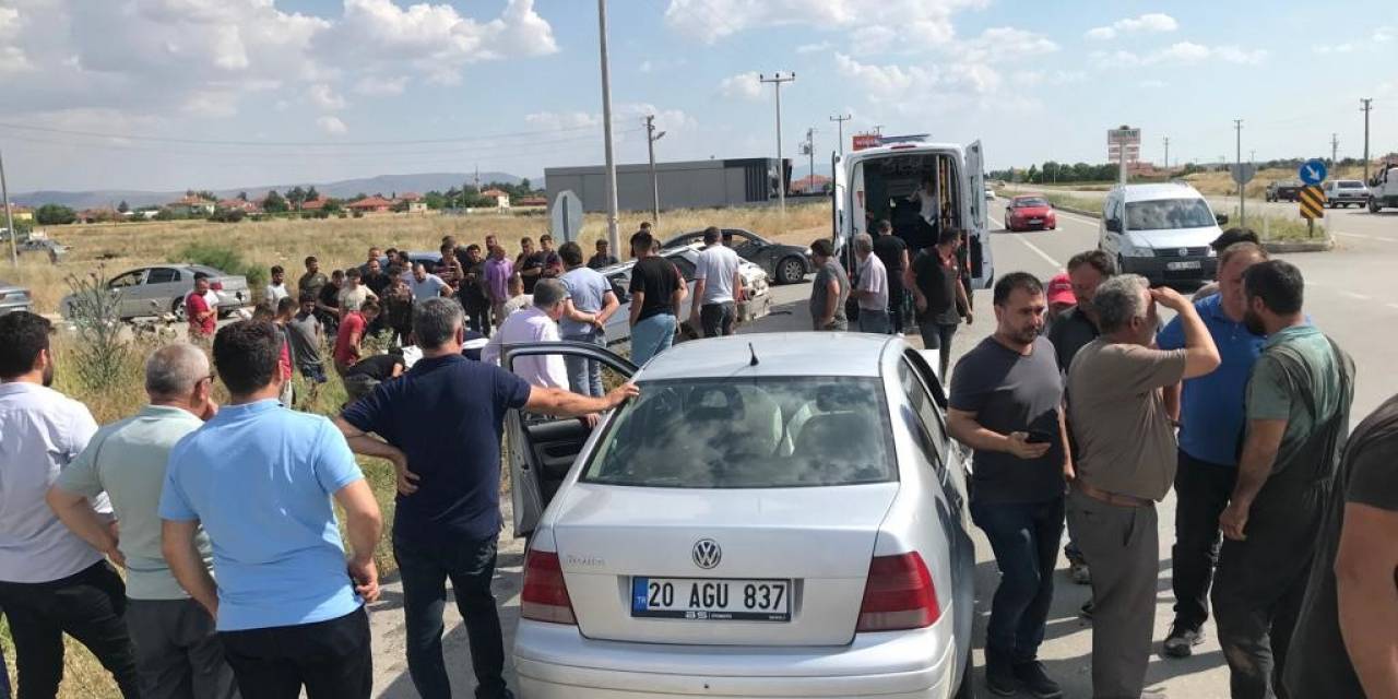 Otomobillerin Kavşakta Çarpıştığı Kazada 3 Kişi Yaralandı