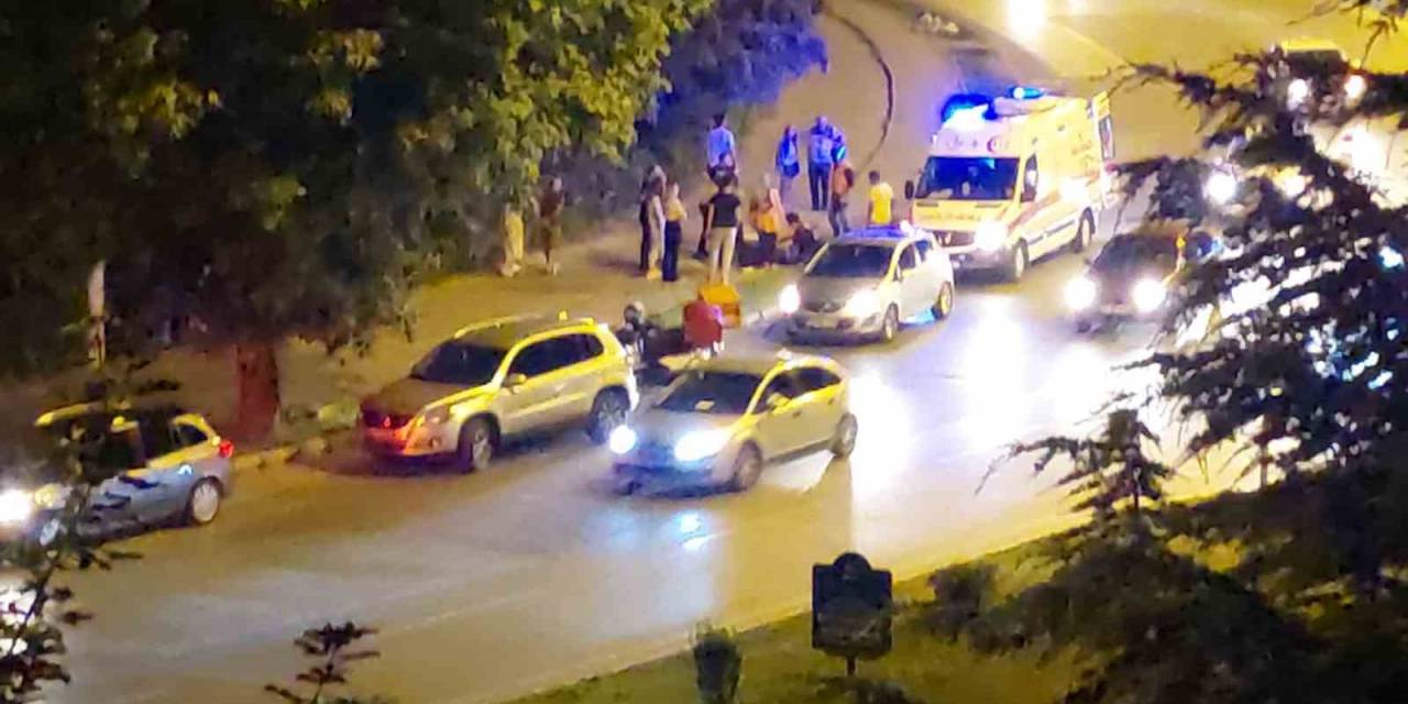 Bisikletli Kuryeye Otomobil Çarptı: 1 Yaralı