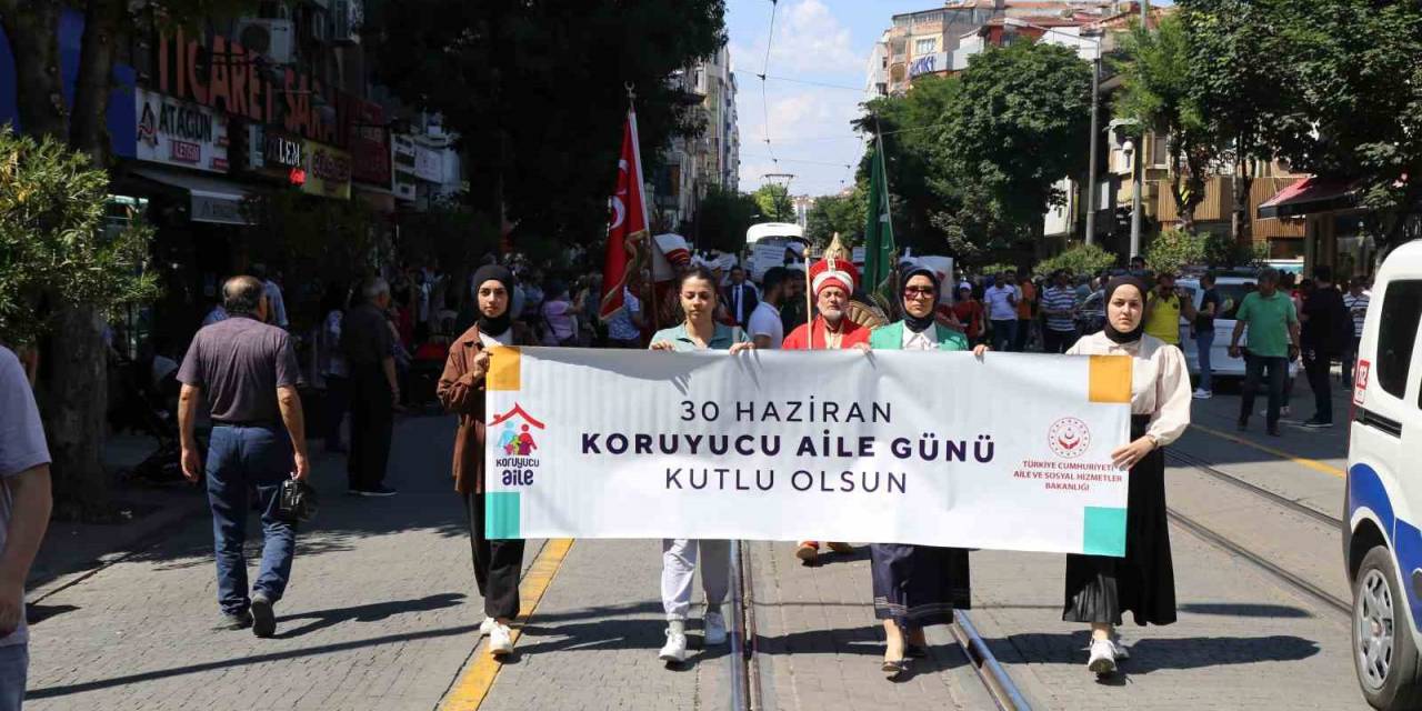 Eskişehir’de Koruyucu Aile Günü Farkındalık Yürüyüşü Mehteran Takımı Eşliğinde Düzenlendi