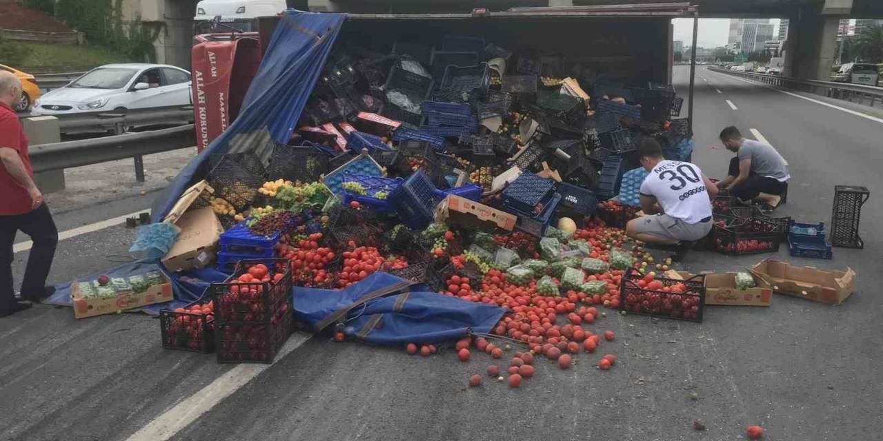 Küçükçekmece’de Sebze Yüklü Kamyon Devrildi: Yüzlerce Kilo Sebze Yola Savruldu