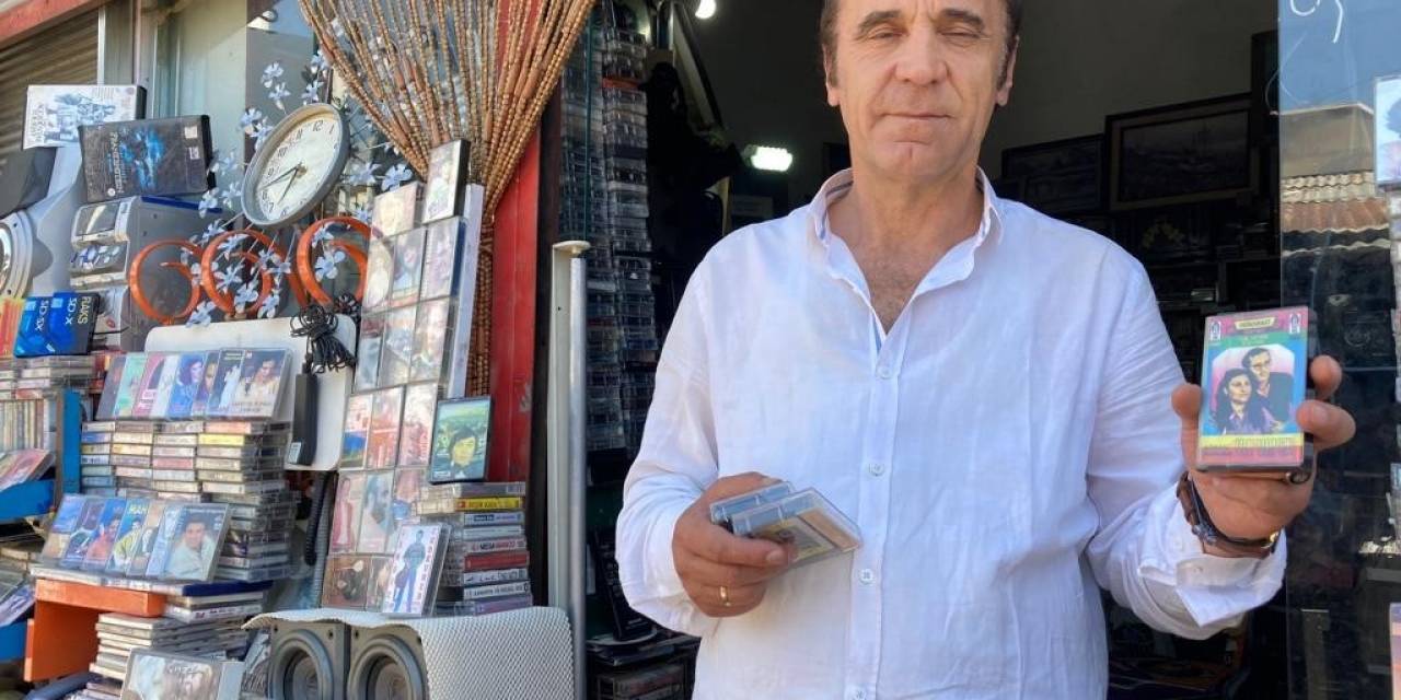 Yıllara Ve Teknolojiye Meydan Okuyarak 100 Bin Parça Kaset Biriktirdi