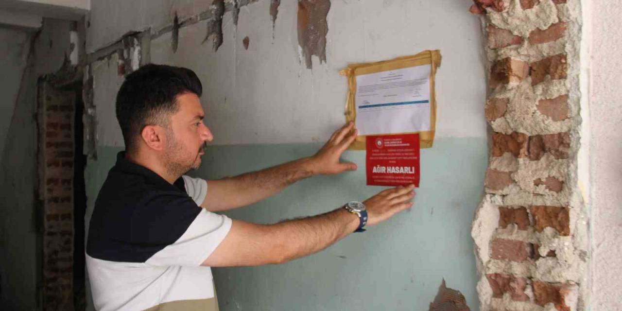 Elazığ’da Depremde Ağır Hasar Alan Binalara ‘ağır Hasarlı’ Etiketi Yapıştırıldı