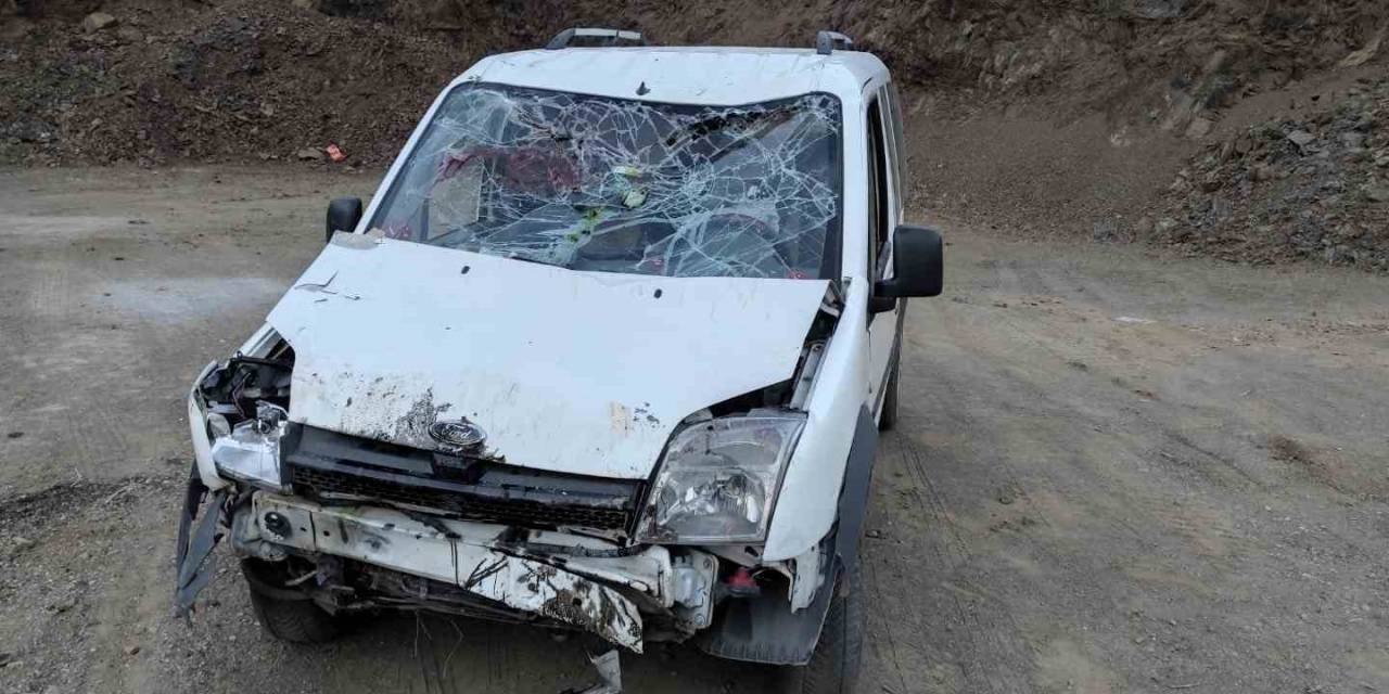 Batman’da Şarampole Yuvarlanan Araçta 4 Kişi Yaralandı