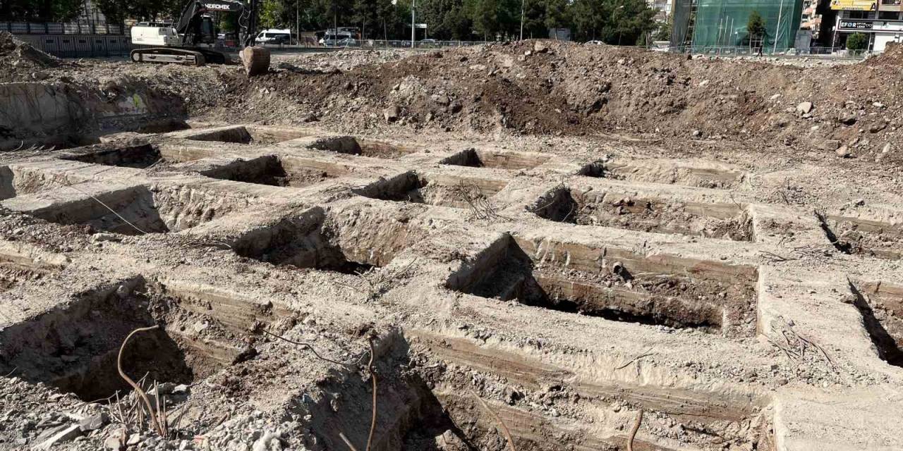 89 Kişinin Hayatını Kaybettiği Galeria Sitesi’nin Zemin Blokları Gözüktü