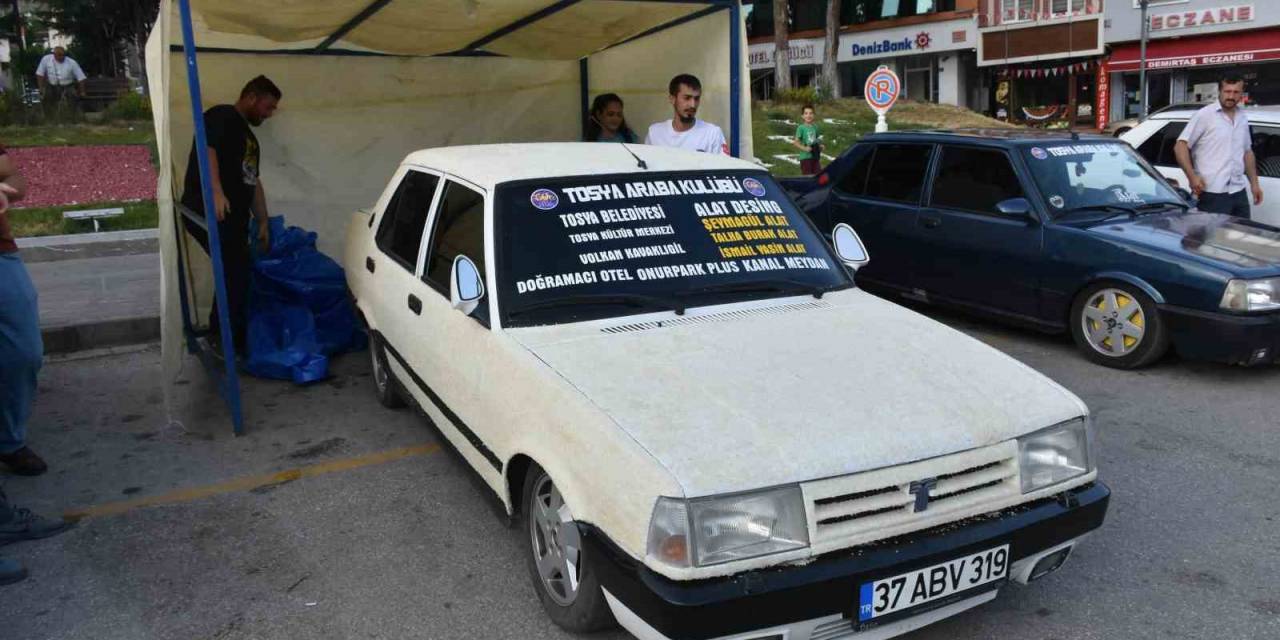 Modifiye Ettikleri Otomobili Pirinç Taneleri İle Kapladılar