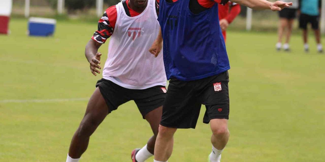 Sivasspor Minyatür Kalede Maç Yaptı