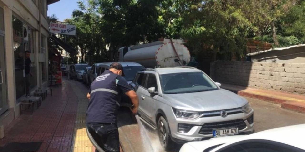 Siirt Belediyesi Kirlenen Caddeleri Yıkamaya Devam Ediyor
