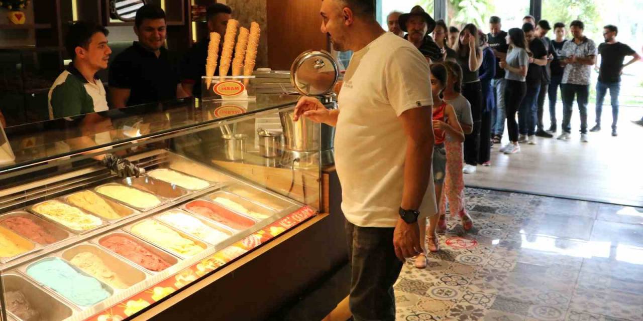 Termometre 44 Dereceyi Buldu, Serinlemek İsteyen Kanala Atladı, Dondurma Yedi