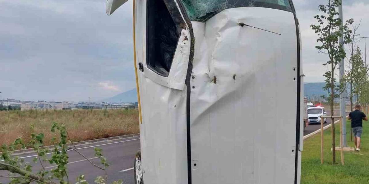 Bursa’da Direğe Çarpan Hafif Ticari Araç Şaha Kalktı