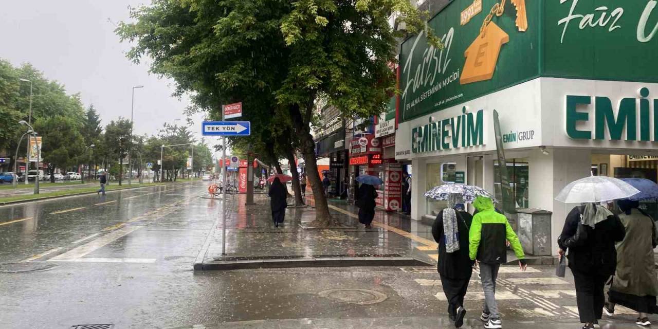 Dere Taştı Mahalle Sular Altında Kaldı