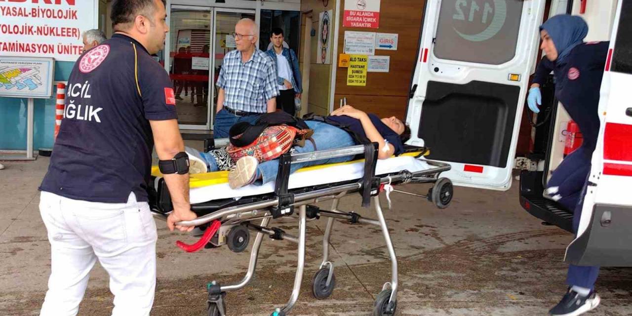 Otomobil İstinat Duvarına Çarptı: 3 Yaralı