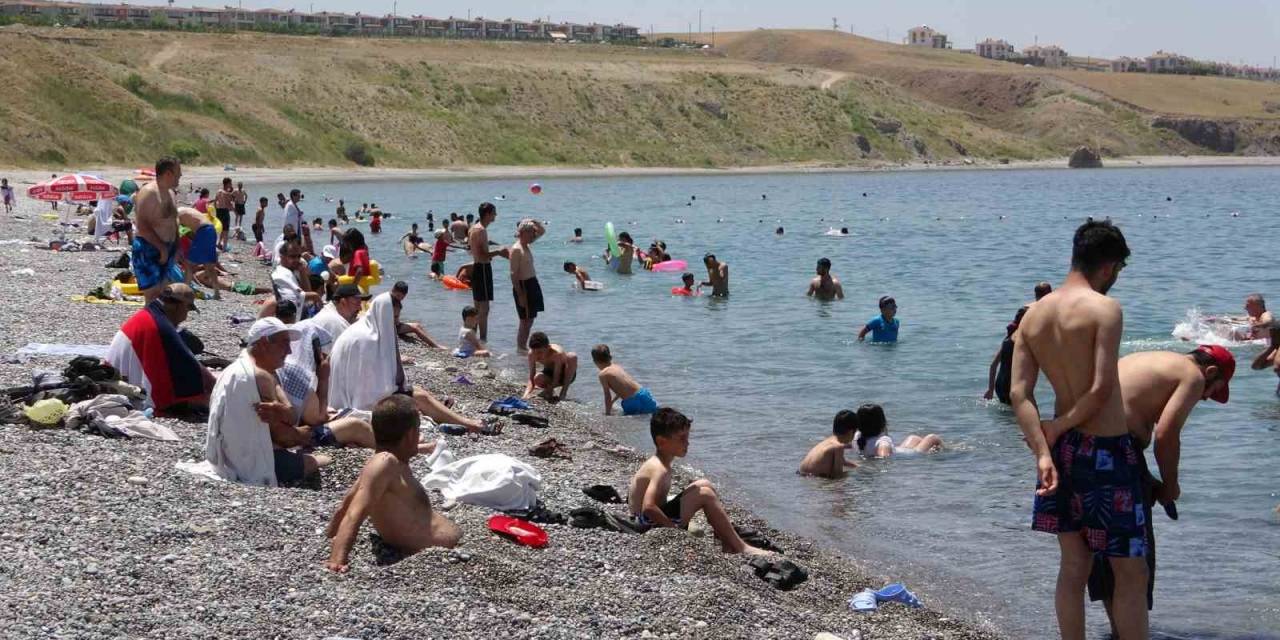 Van Gölü’nün Mavi Bayraklı Plajında Hafta Sonu Yoğunluğu
