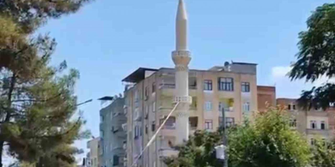 Diyarbakır’da Depremde Hasar Gören Minare Kontrollü Yıkıldı