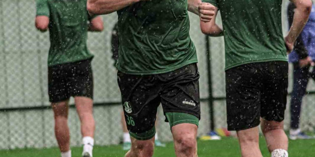 Sakaryaspor, Yeni Sezon Hazırlıklarını Sağanak Yağış Altında Sürdürdü