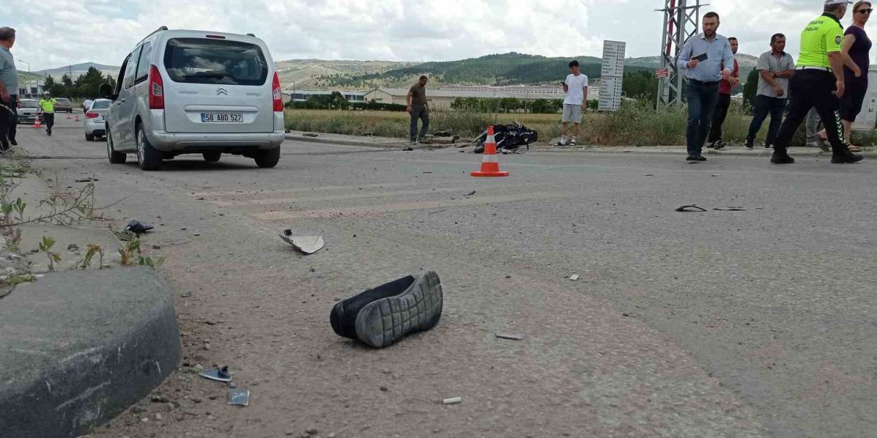 Aracın Altında Sıkışan Motosiklet Sürücüsünü, İtfaiye Ekipleri Kurtardı