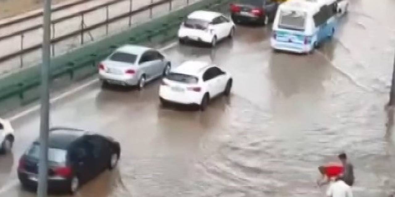 Bursa’da Rögarlar Taştı, Yollar Göle Döndü