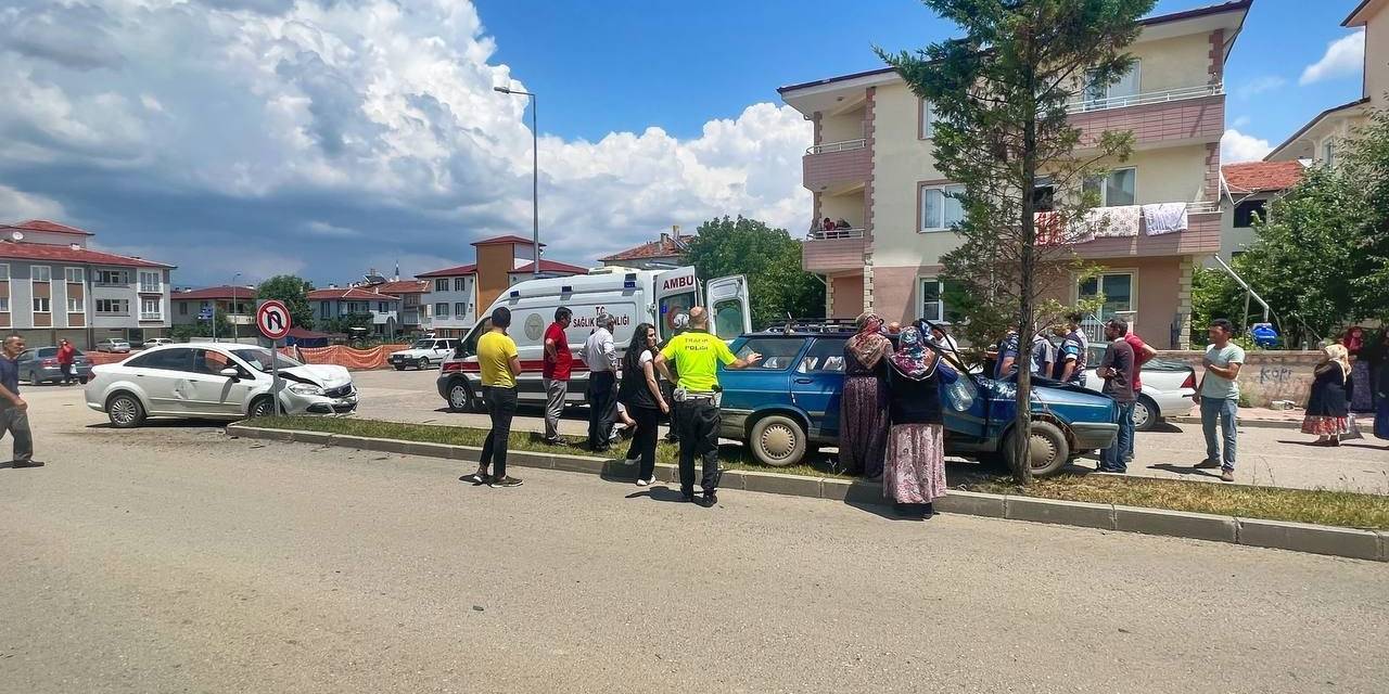 Kastamonu’da İki Otomobil Çarpıştı: 3 Yaralı