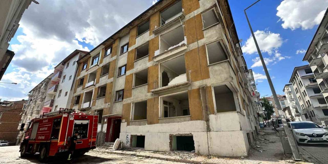 Elazığ’da Ağır Hasarlı Binada Korkutan Yangın