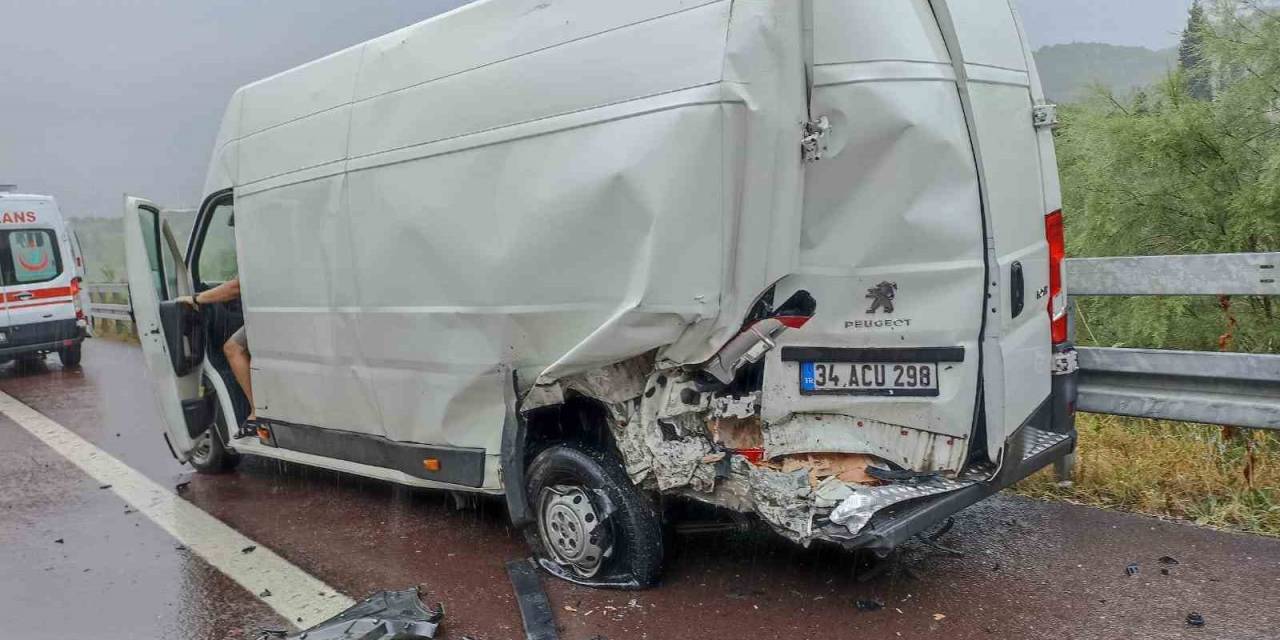 Yalova’da 3 Araçlı Zincirleme Trafik Kazası: 2 Yaralı