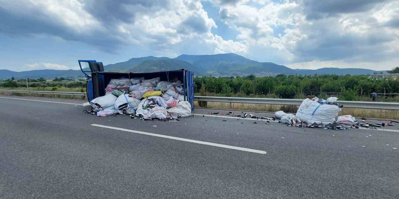 İzmir’de Hurda Yüklü Kamyonet Devrildi: 2 Yaralı