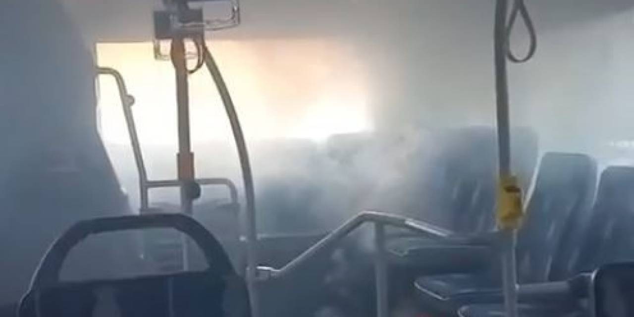 Seyir Halindeki Metrobüste Çıkan Yangın Paniğe Neden Oldu