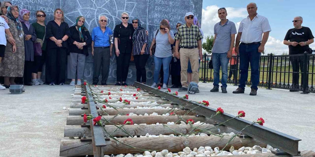 Çorlu’daki Tren Kazasında Ölenler İçin Uzunköprü’de Raylara Karanfil Bırakılarak Anıldı