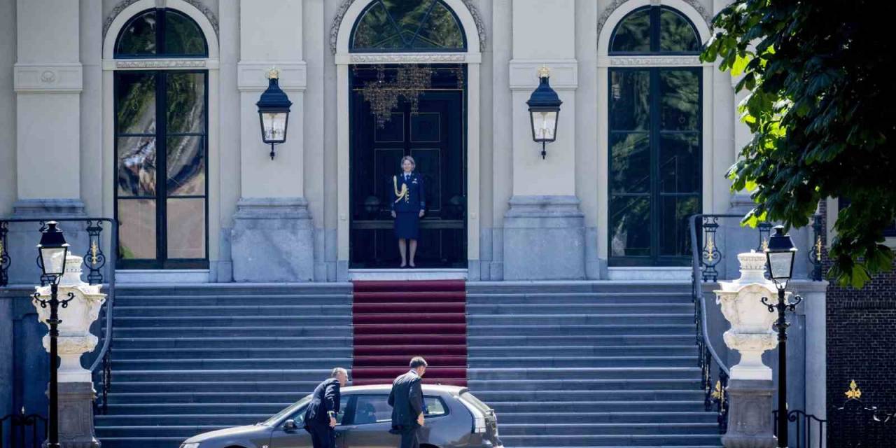 Hollanda’da Koalisyon Hükümeti İstifasını Krala Sundu