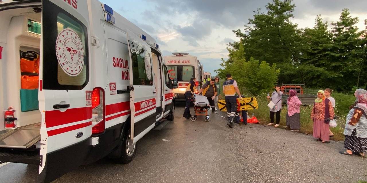 Sakarya’da Bariyerlere Çarpan Otomobil Ters Döndü: 4’ü Çocuk 7 Yaralı