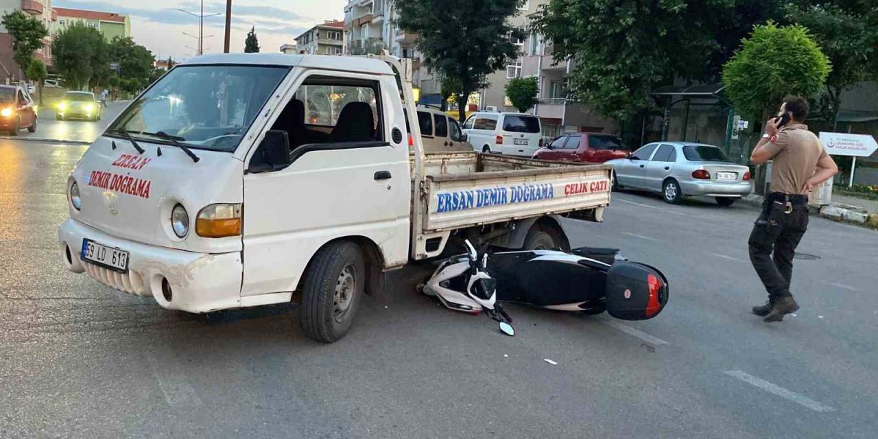 Motosiklet Kamyonet Altına Girdi: Sürücüsü Kazayı Yara Almadan Atlattı