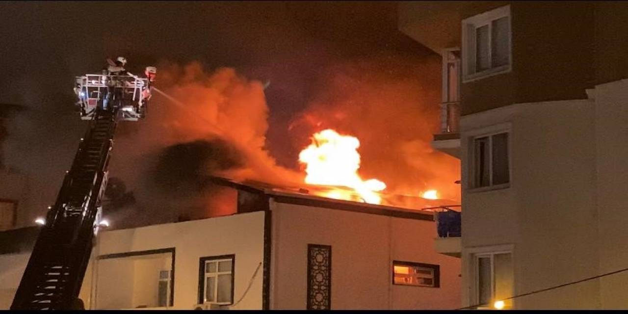 Pendik’te İki Katlı Binanın Çatı Katı Alev Alev Yandı