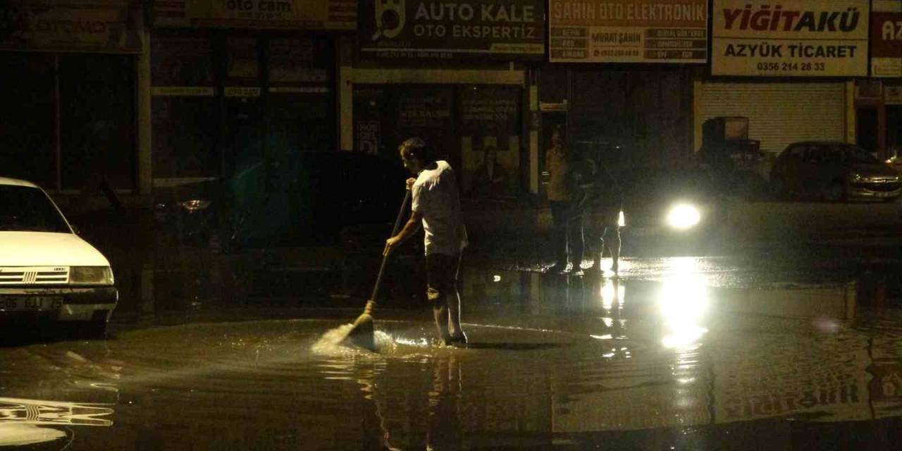 Tokat’ta Sağanak Yağış Sonrası Dükkanları Su Bastı