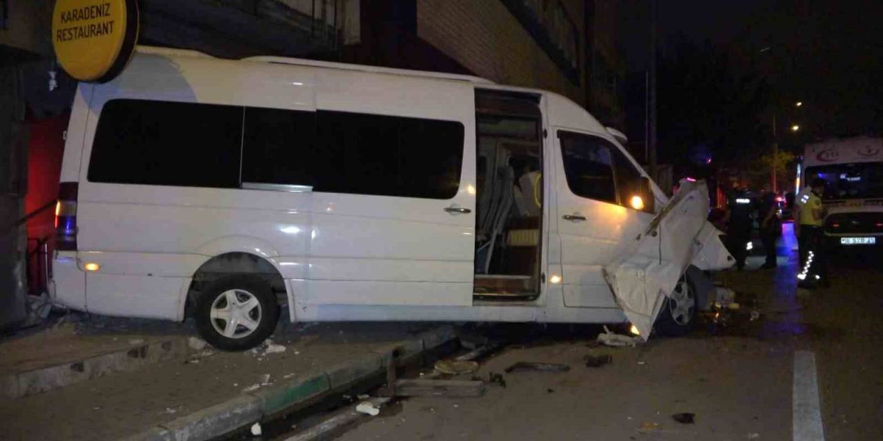 Sürücünün Kontrolünü Kaybettiği Servis Minibüsü Kaza Yaptı: 1 Ölü, 4 Yaralı