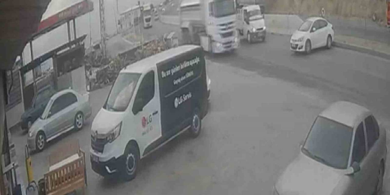 Park Halindeki Otomobilin Kendiliğinden Hareket Ettiği O Anlar Kamerada