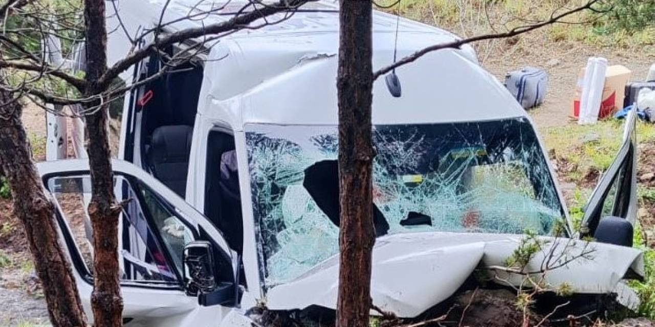 Minibüs Şarampole Uçtu: 4 Ölü, 10 Yaralı