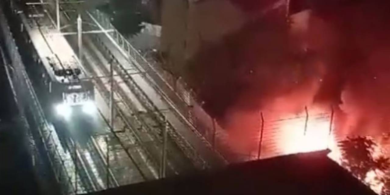Kağıthane’de Yeşillik Alanda Yangın: Metro Seferleri Yangına Rağmen Devam Etti