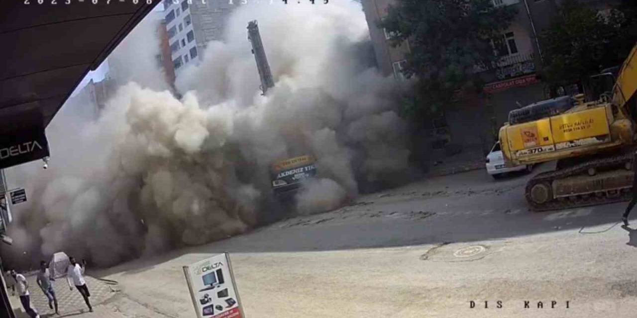Ağır Hasarlı Bina Tek Dokunuşla Yerle Bir Oldu, O Anlar Güvenlik Kamerasında