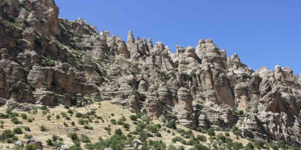 Havadan Görüntülenen Diyarbakır’ın Peribacaları Görenleri Kendine Hayran Bırakıyor