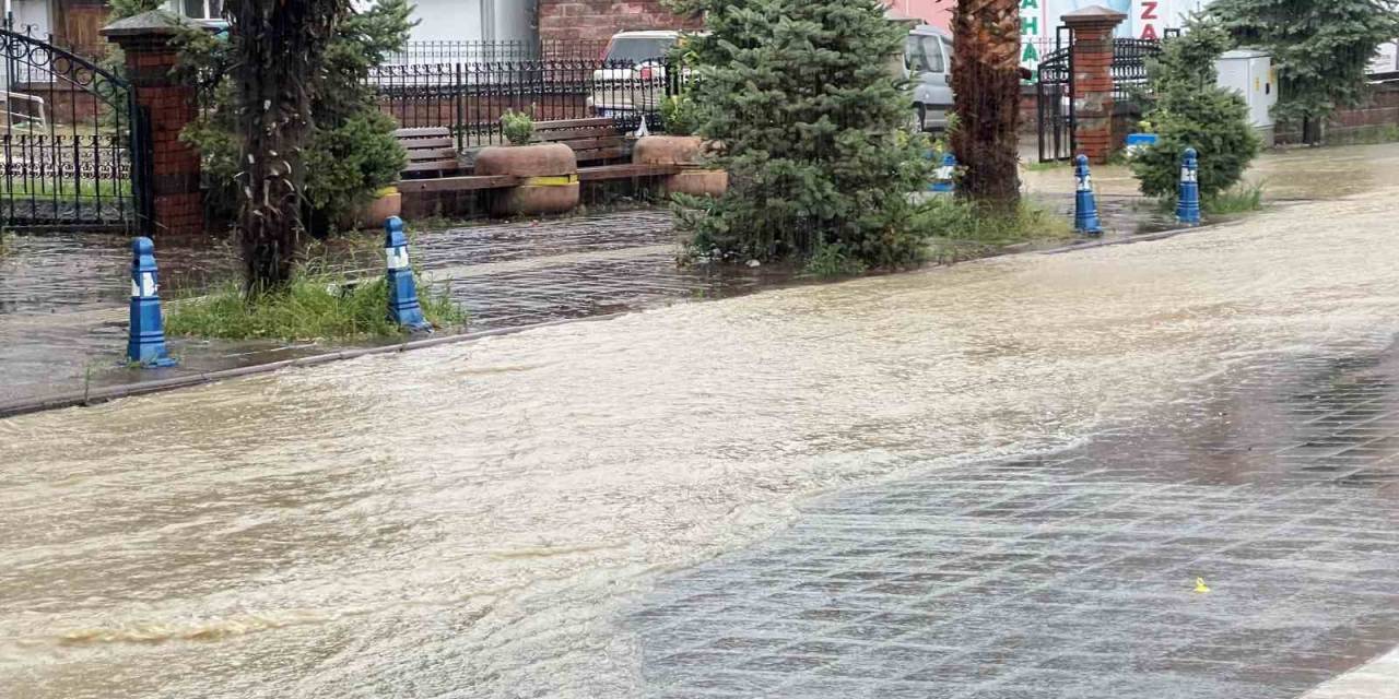 Sağanak Su Baskınlarına Yol Açtı
