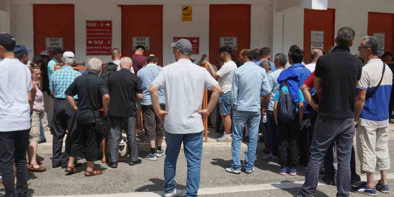 Aylar Öncesinden Bilet Alan Güreş Severler, Sistemi Eleştirdi